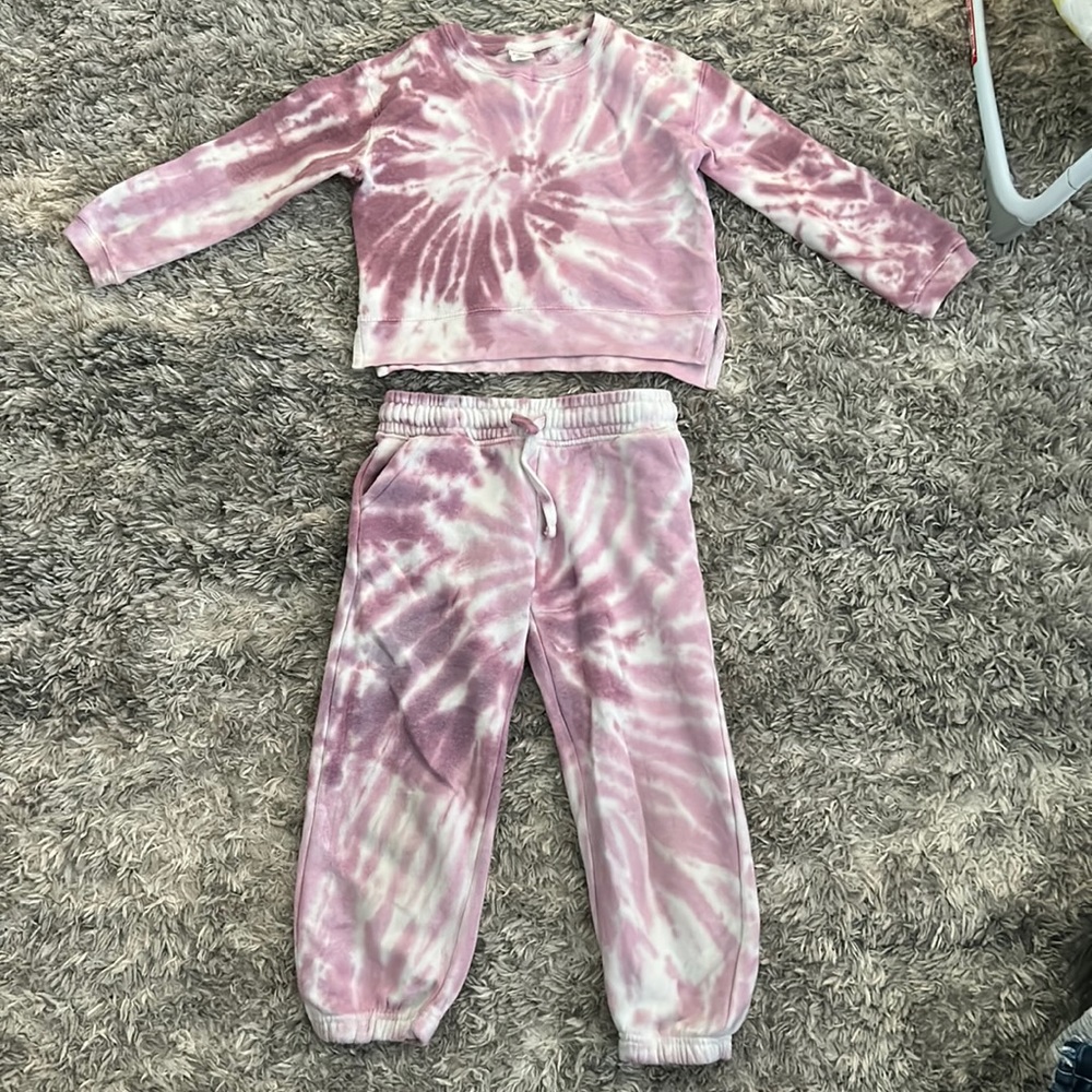 Sweatpants outfit.  Light and dark pink with white Tie-dye style